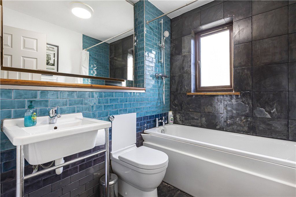 2 bed flat for sale in Hackney Road, London E2, £450,000