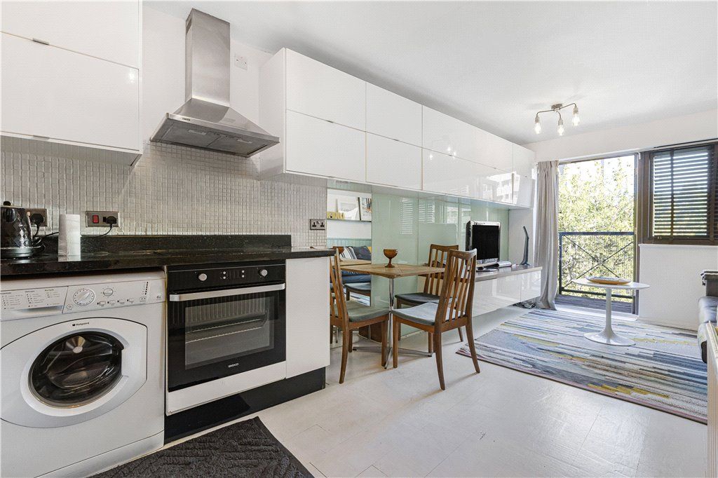 2 bed flat for sale in Hackney Road, London E2, £450,000