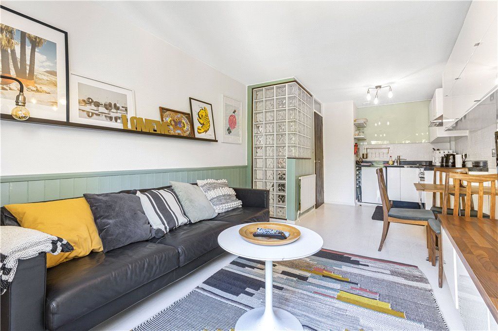 2 bed flat for sale in Hackney Road, London E2, £450,000