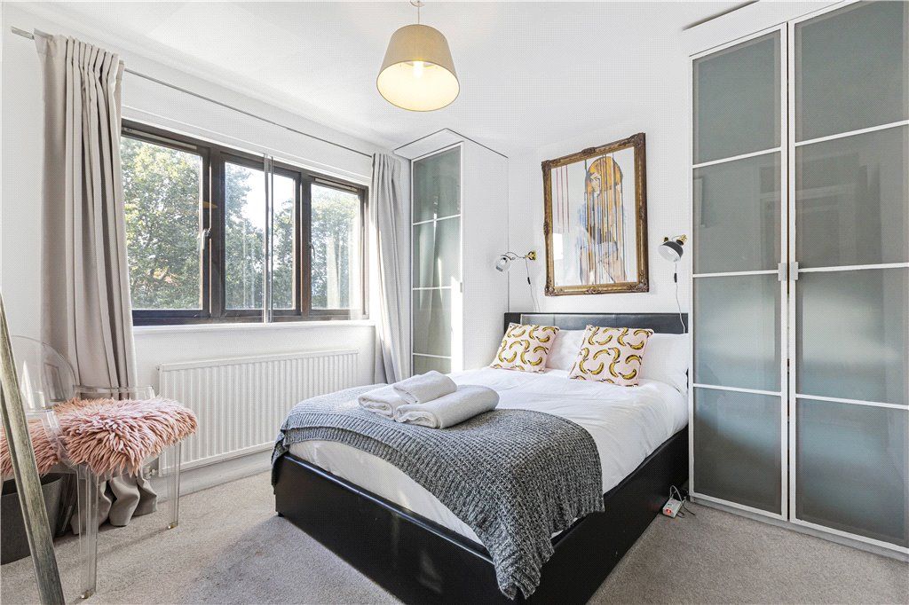 2 bed flat for sale in Hackney Road, London E2, £450,000