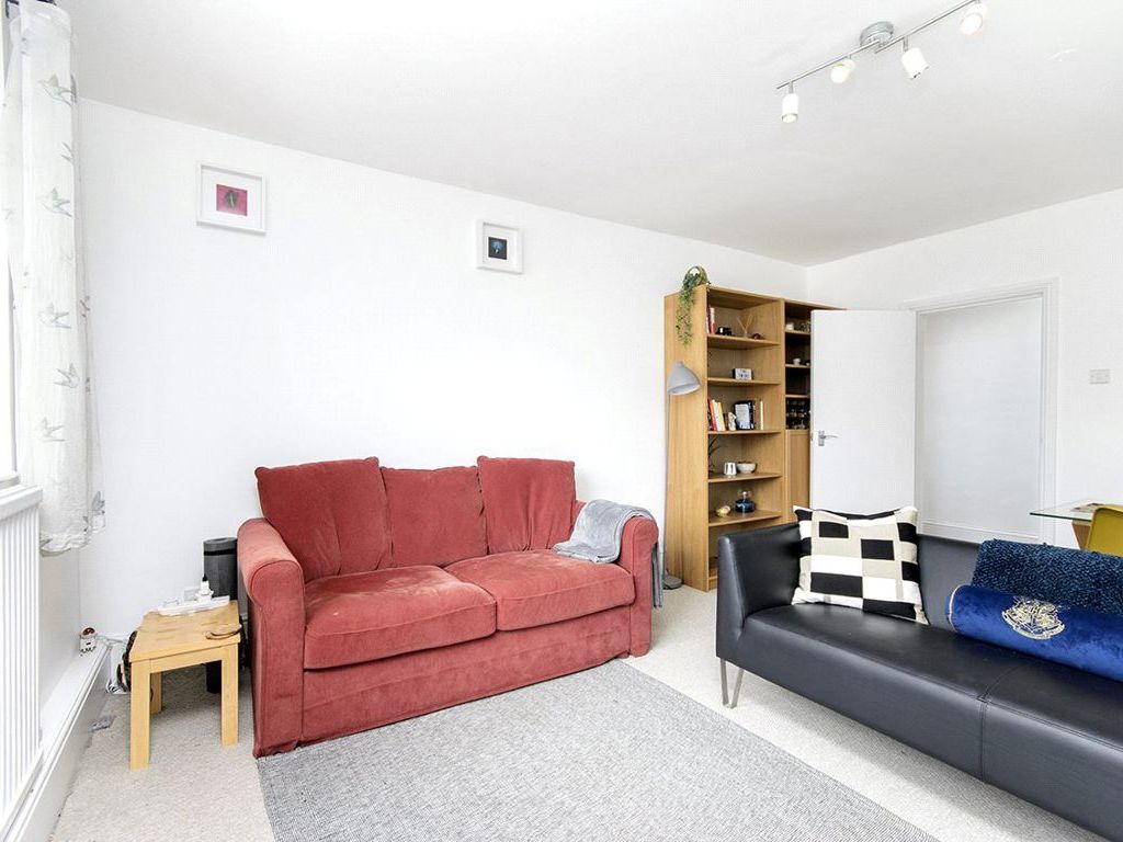 2 bed flat for sale in Warwick Way, London SW1V, £450,000