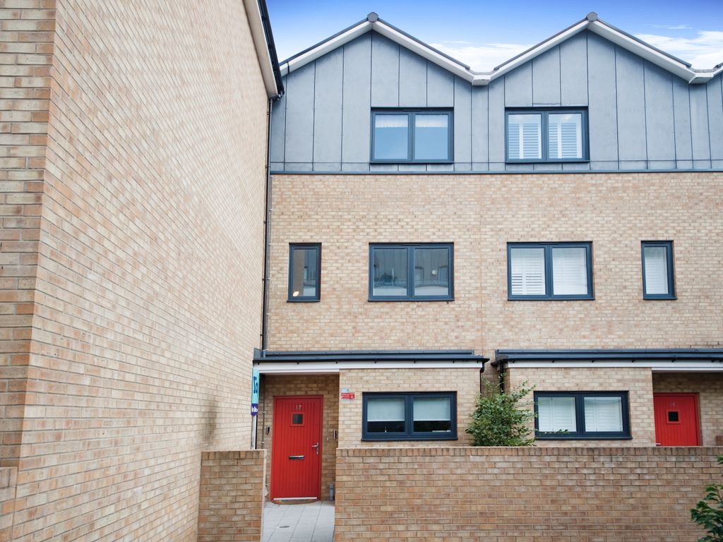 4 bed town house for sale in Thornbury Way, London E17, £625,000