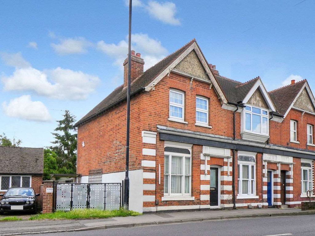 2 bed end terrace house for sale in Albert Road, Old Windsor, Windsor SL4, £410,000