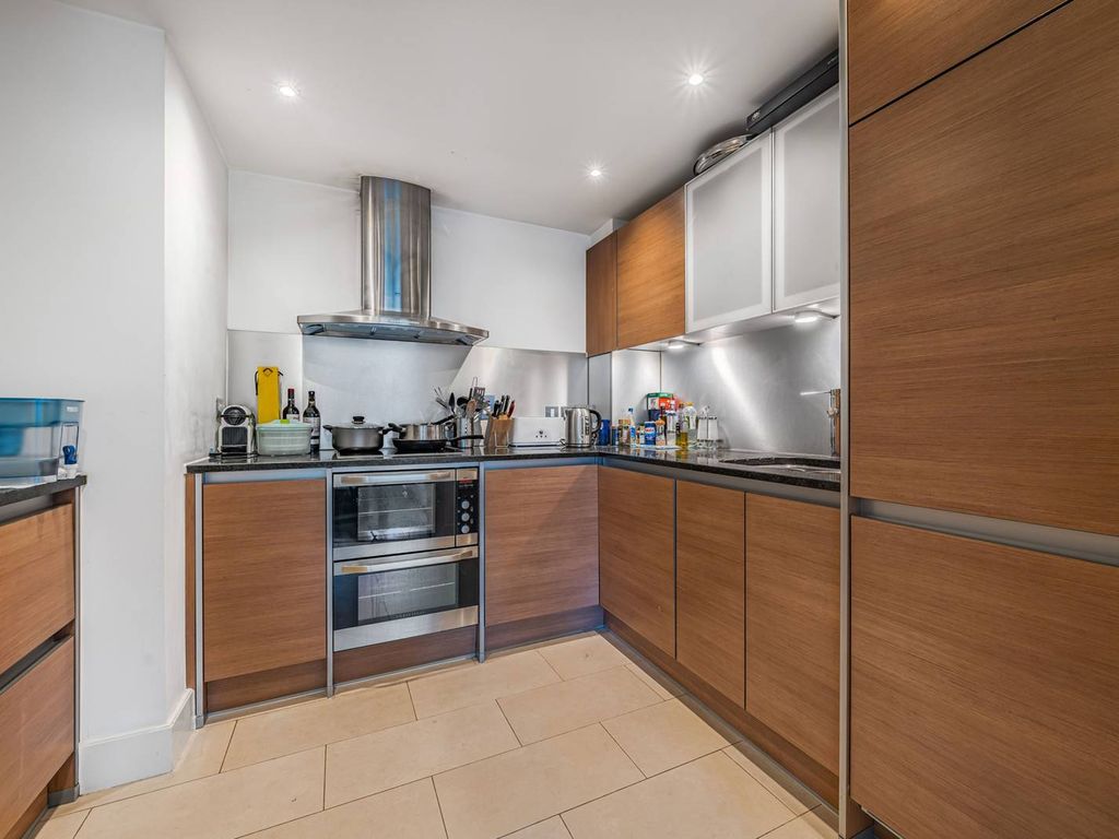 3 bed flat for sale in Durham Wharf Drive, Brentford TW8, £600,000