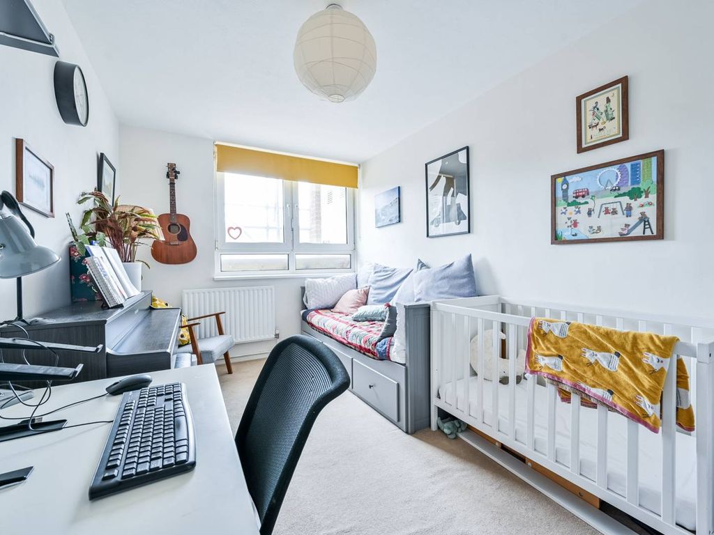2 bed flat for sale in Chilton Grove, Deptford, London SE8, £400,000