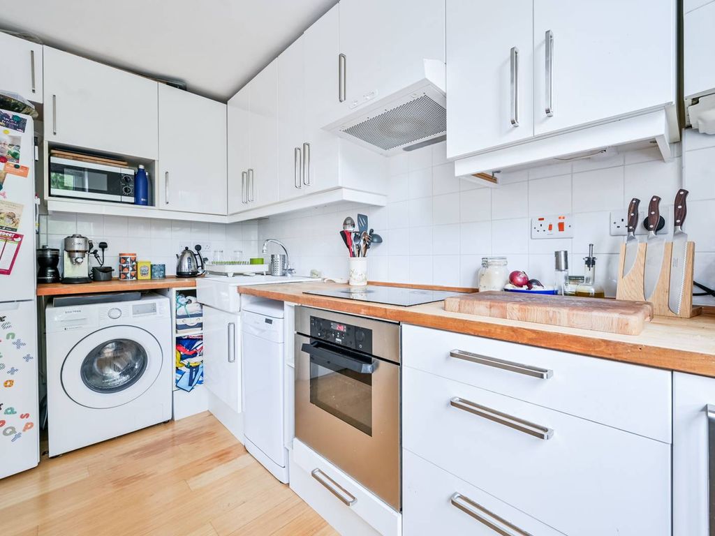2 bed flat for sale in Chilton Grove, Deptford, London SE8, £400,000