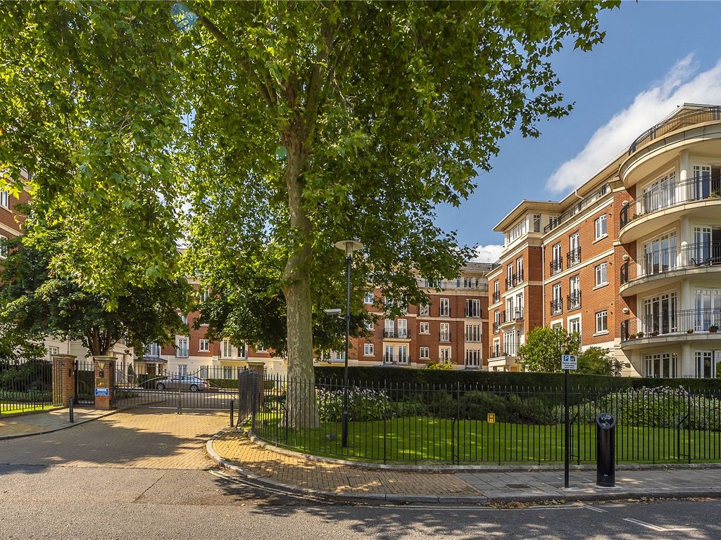 3 bed flat for sale in Clevedon Road, East Twickenham TW1, £945,000