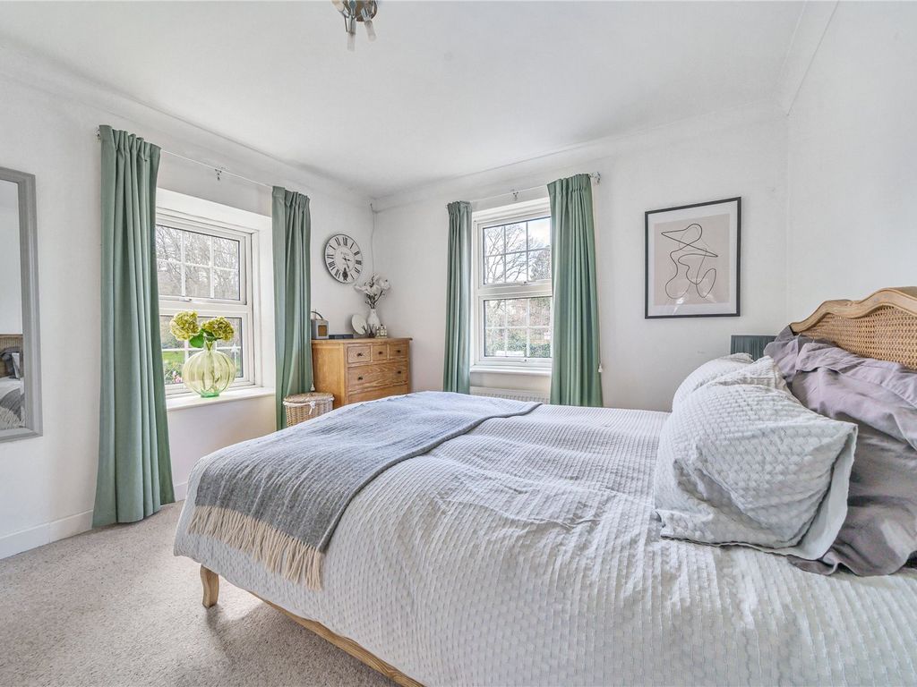 2 bed flat for sale in Bois Lane, Amersham HP6, £425,000