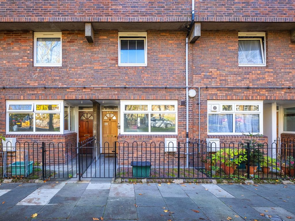 3 bed flat for sale in St. John's Way, London N19, £475,000