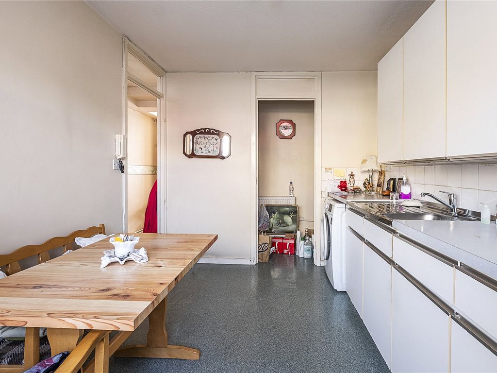 3 bed flat for sale in St. John's Way, London N19, £475,000