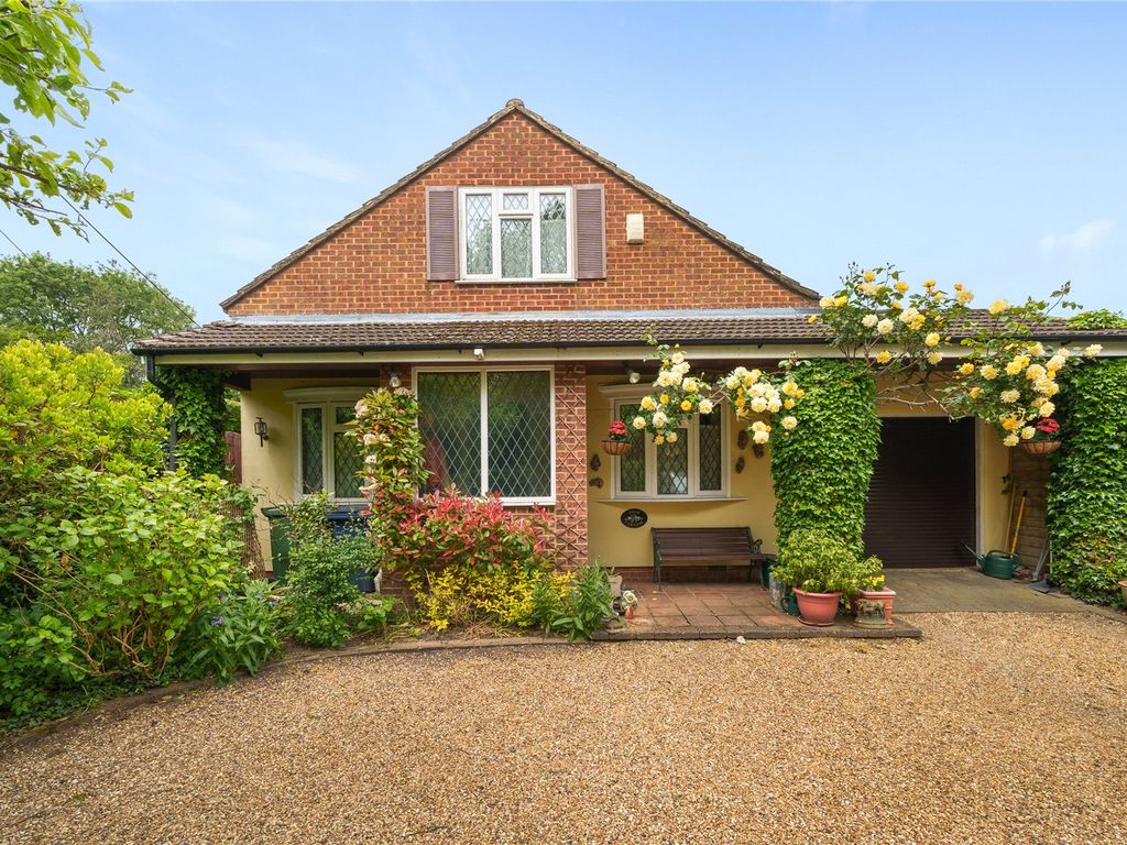 3 bed detached bungalow for sale in Keepers Lane, Amersham HP6, £725,000