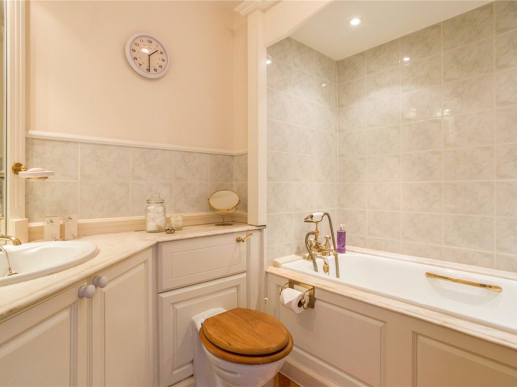 2 bed flat for sale in Grand Parade, Bath BA2, £350,000