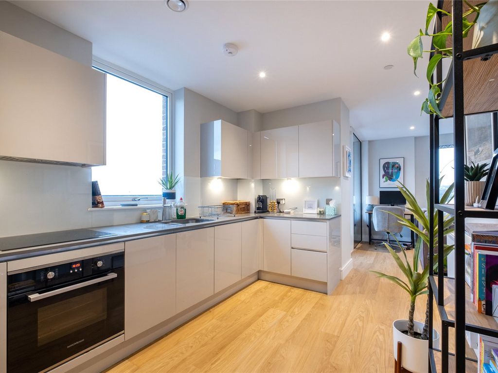 1 bed flat for sale in Greyhound Parade, London SW17, £400,000