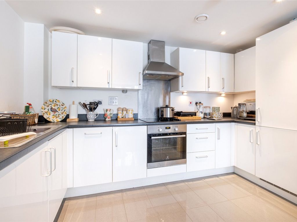 1 bed flat for sale in Garratt Lane, London SW18, £380,000