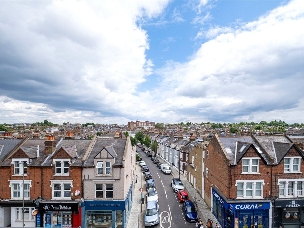 1 bed flat for sale in Garratt Lane, London SW18, £380,000