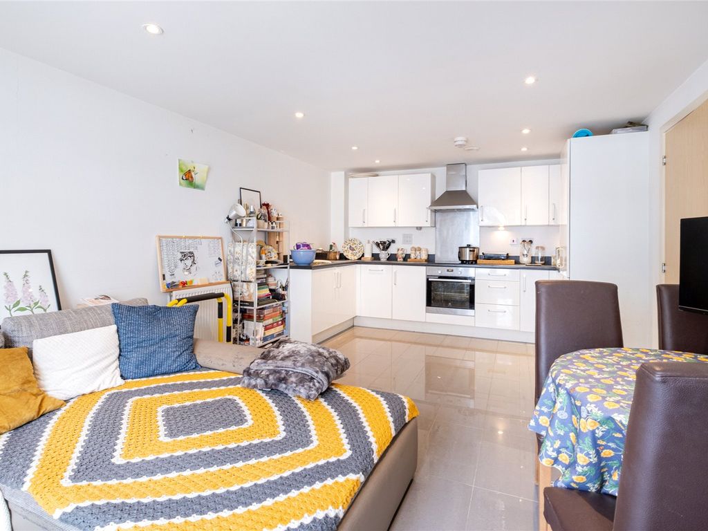 1 bed flat for sale in Garratt Lane, London SW18, £380,000