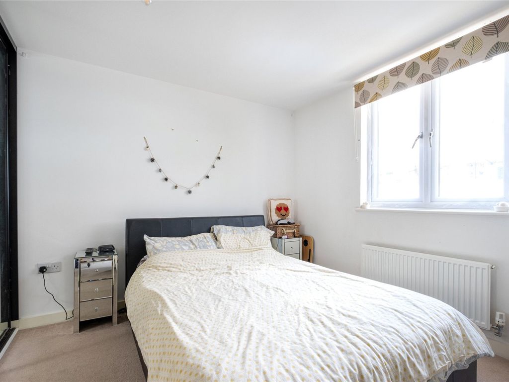 1 bed flat for sale in Garratt Lane, London SW18, £380,000