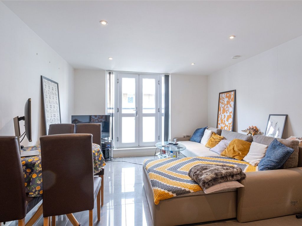 1 bed flat for sale in Garratt Lane, London SW18, £380,000