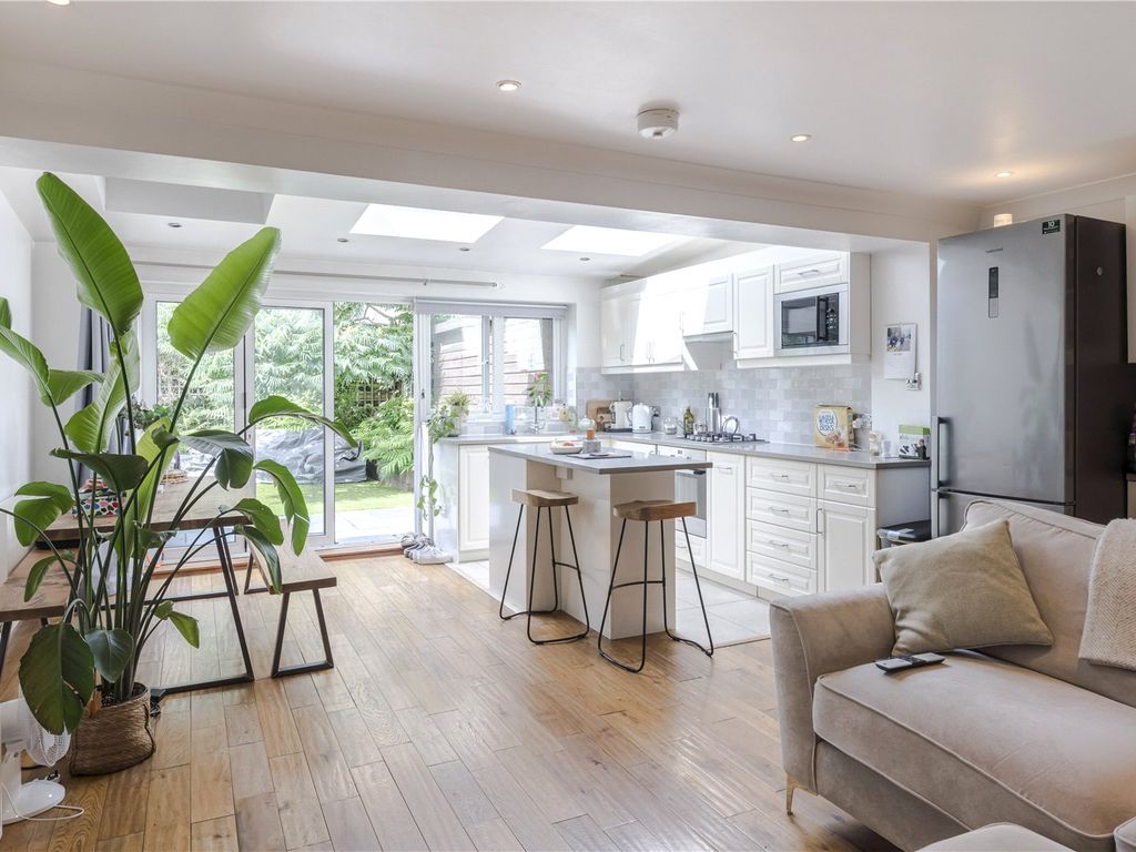 2 bed flat for sale in Mayford Road, London SW12, £685,000