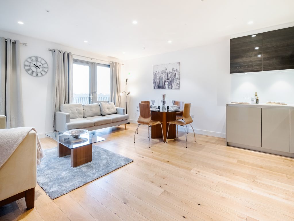 1 bed flat for sale in Barking Road, London E16, £325,000