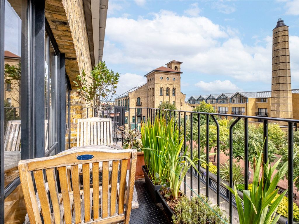 3 bed flat for sale in Burrells Wharf Square, London E14, £999,995