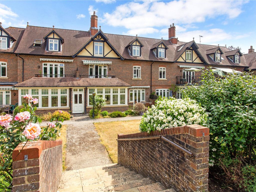 3 bed flat for sale in Horsham Road, Guildford GU5, £650,000