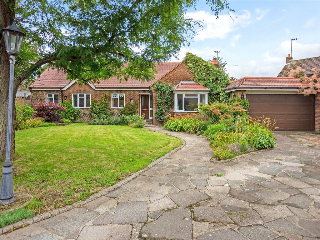 3 bed detached bungalow for sale in High Street, St. Albans AL4, £1,000,000