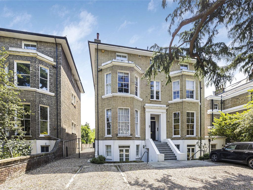 2 bed flat for sale in St. Johns Park, London SE3, £600,000