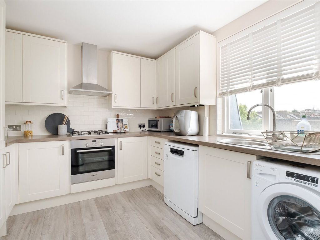 2 bed flat for sale in Highbury New Park, London N5, £650,000