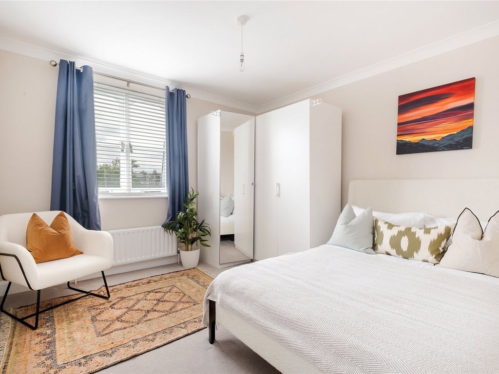 2 bed flat for sale in Highbury New Park, London N5, £650,000