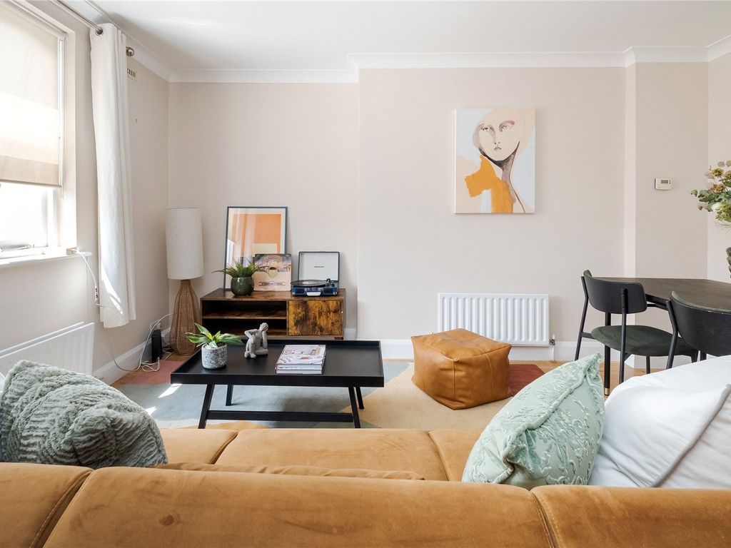 2 bed flat for sale in Highbury New Park, London N5, £650,000