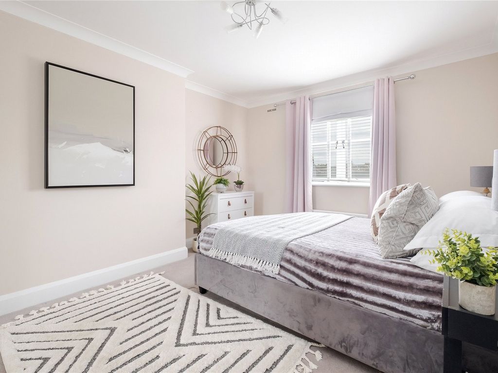 2 bed flat for sale in Highbury New Park, London N5, £650,000