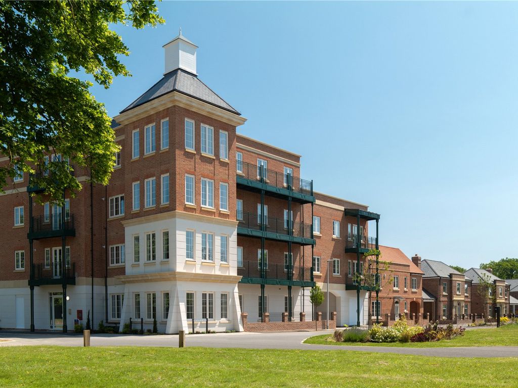 2 bed flat for sale in Gorell Road, Beaconsfield HP9, £575,000