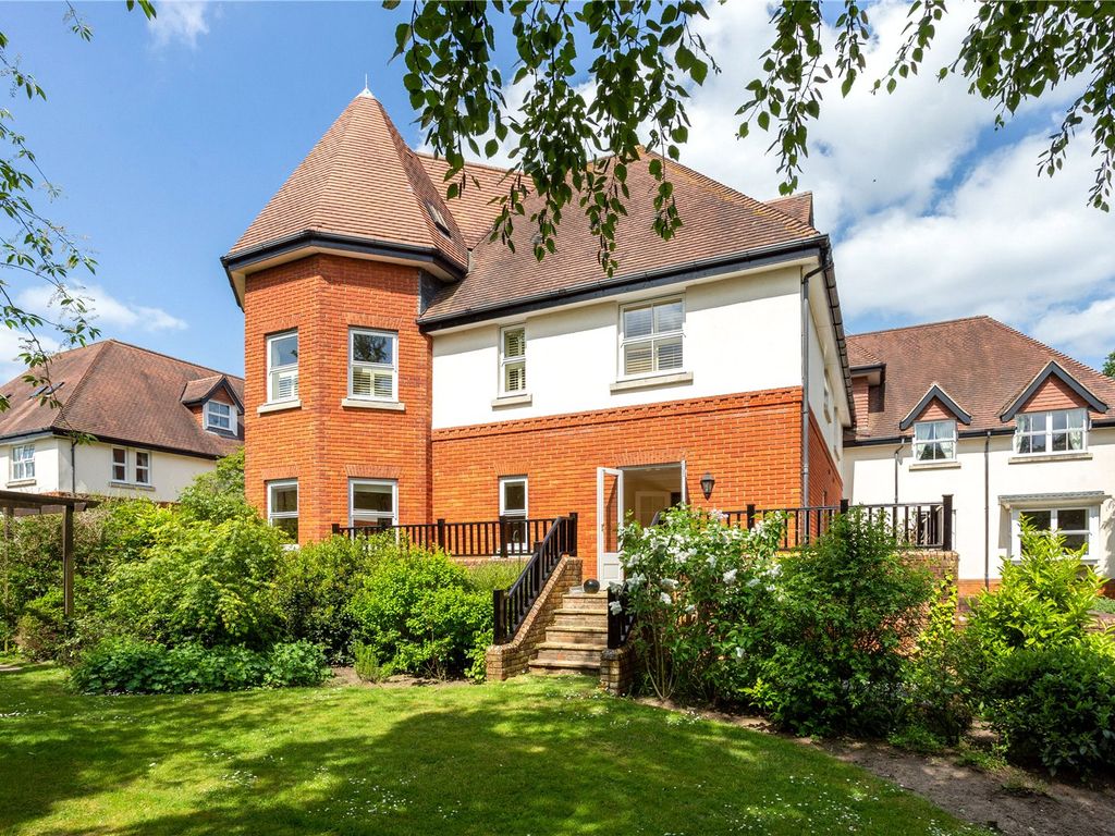 2 bed flat for sale in London Road, Ascot SL5, £450,000