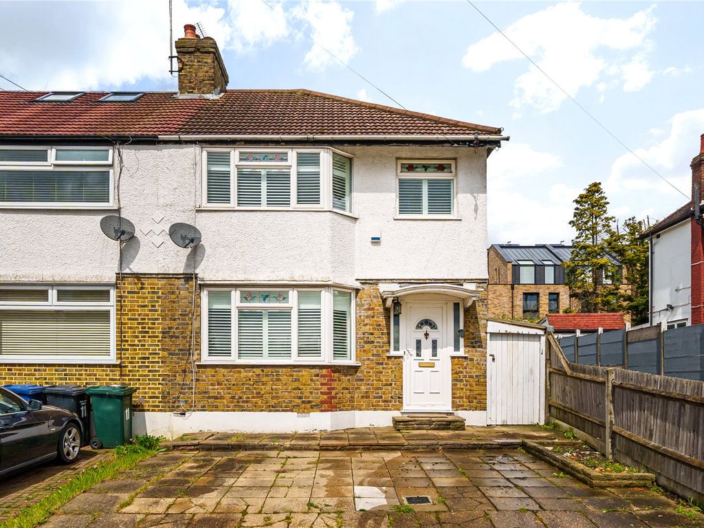 3 bed end terrace house for sale in Westcombe Drive, Barnet EN5, £635,000