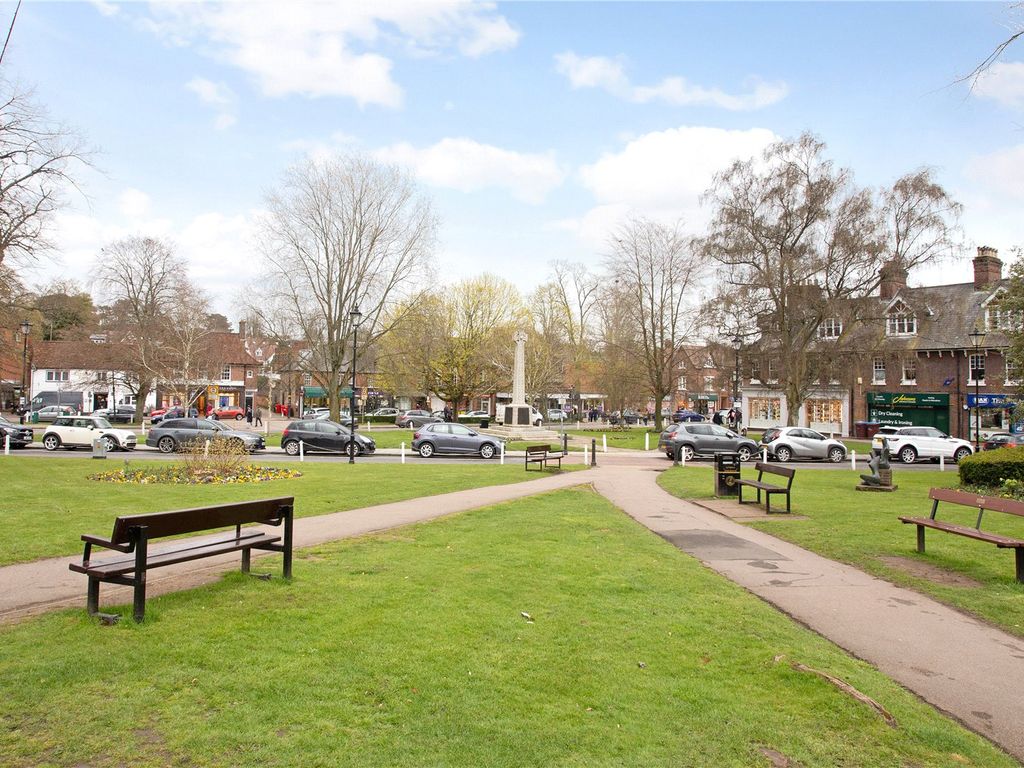 2 bed flat for sale in Church Green, Harpenden AL5, £350,000