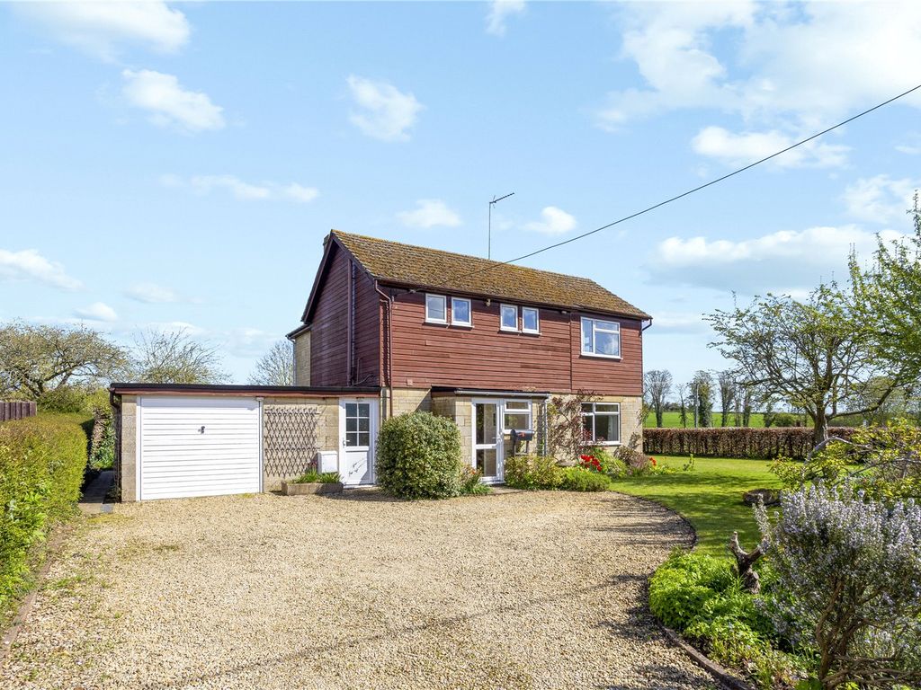 3 bed detached house for sale in Park End, Croughton NN13, £590,000