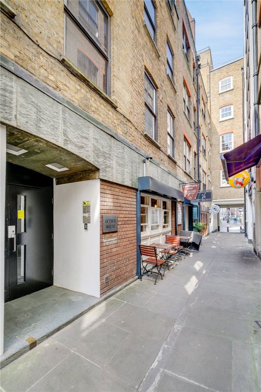 1 bed flat for sale in Botolph Alley, London EC3R, £625,000