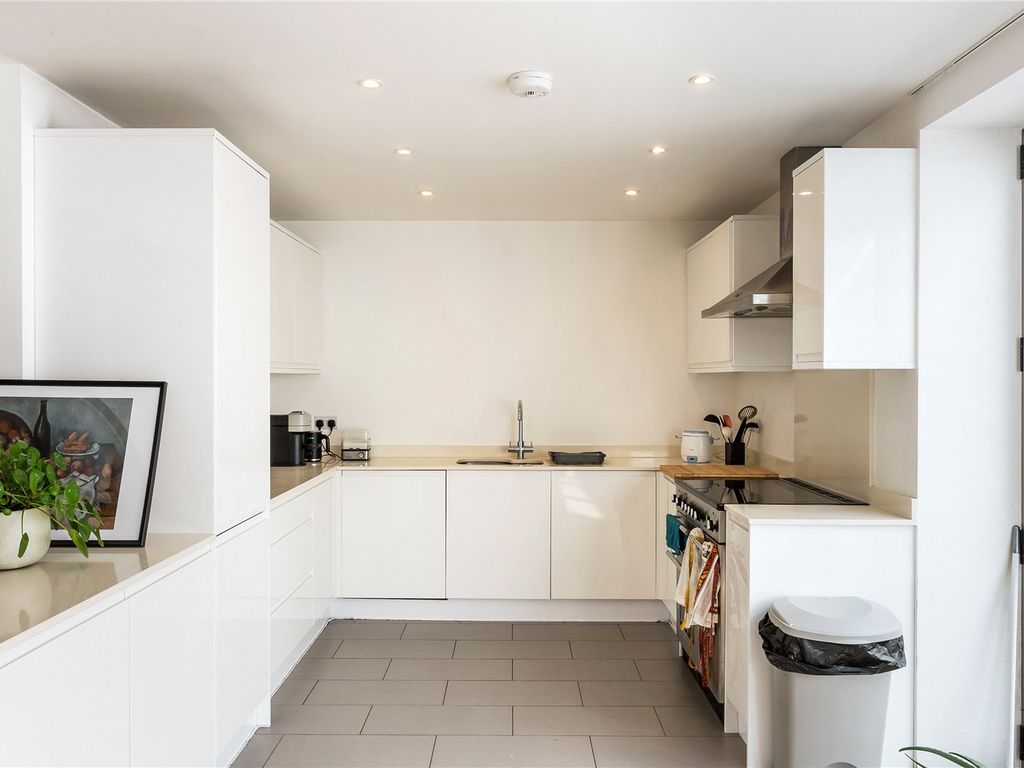 2 bed flat for sale in County Street, London SE1, £765,000