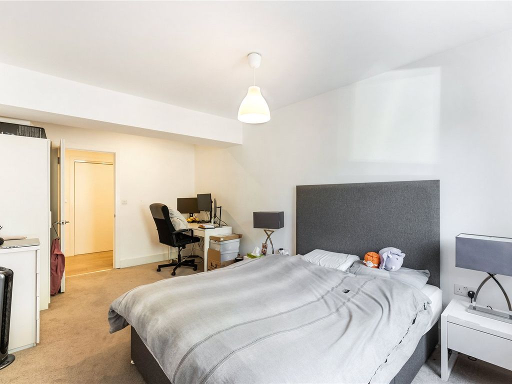 2 bed flat for sale in County Street, London SE1, £765,000
