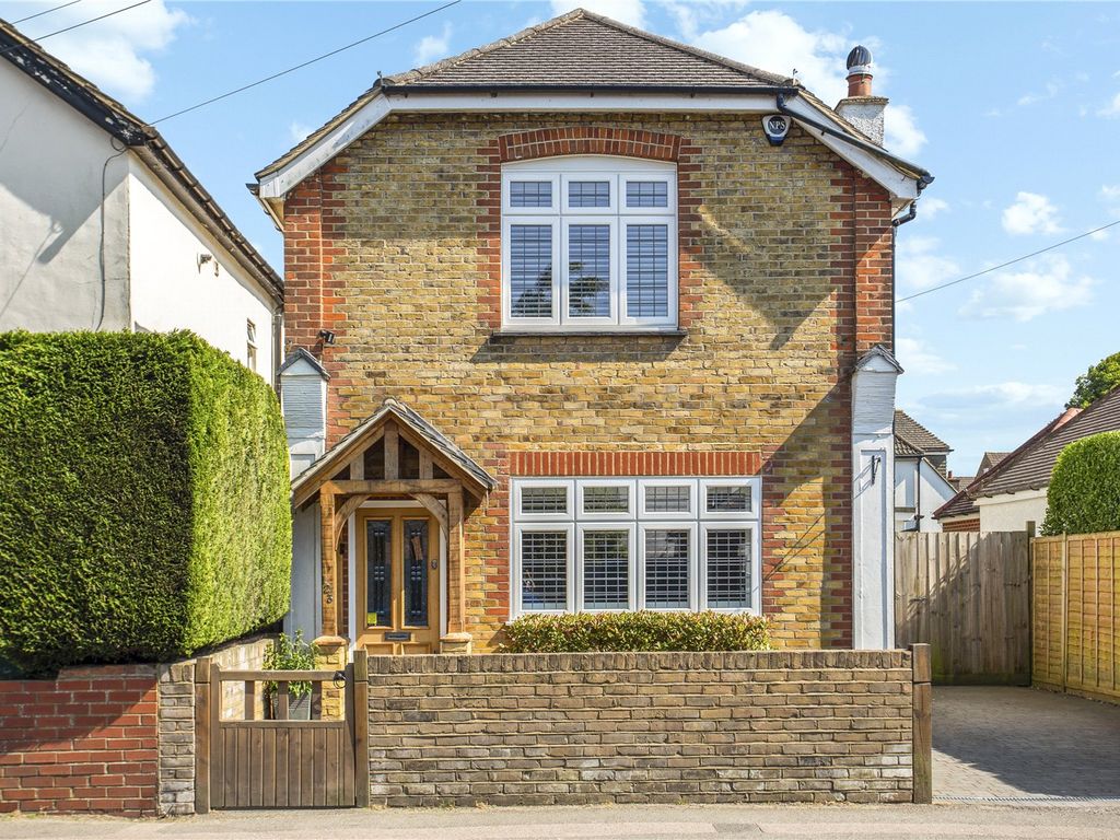 3 bed detached house for sale in Chaldon Road, Caterham CR3, £625,000
