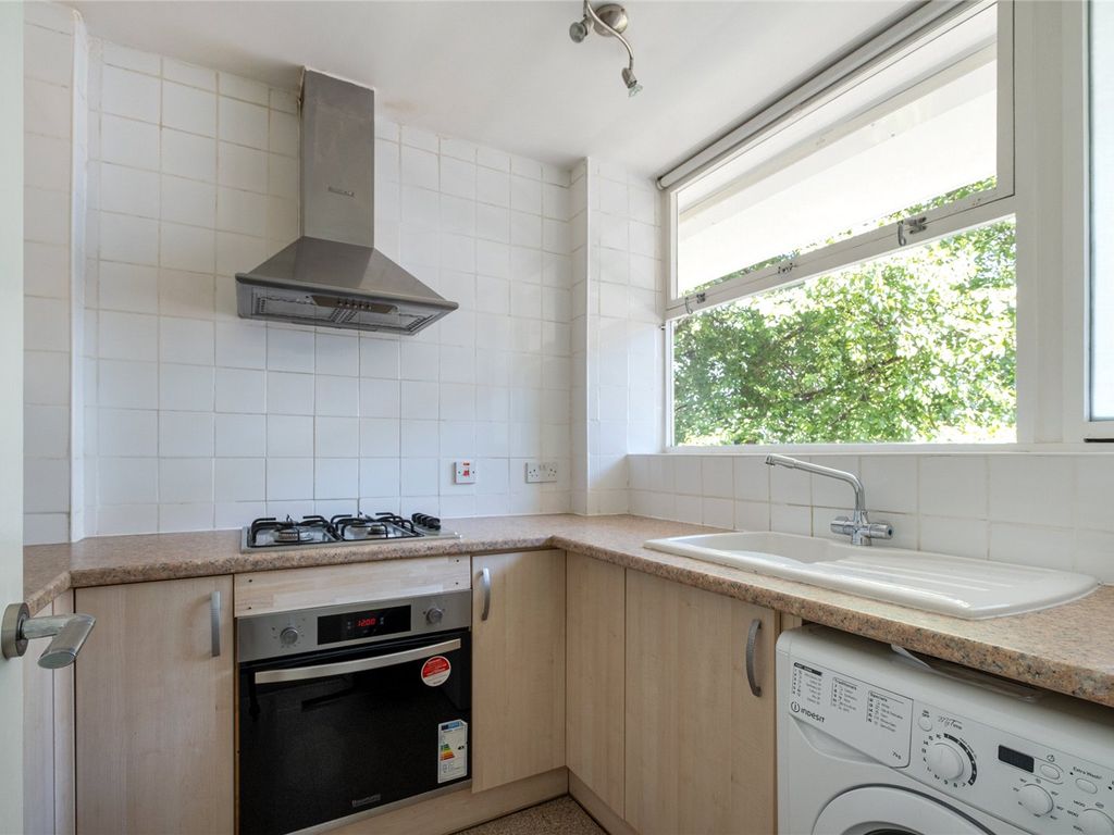 1 bed flat for sale in Churchill Gardens, London SW1V, £460,000