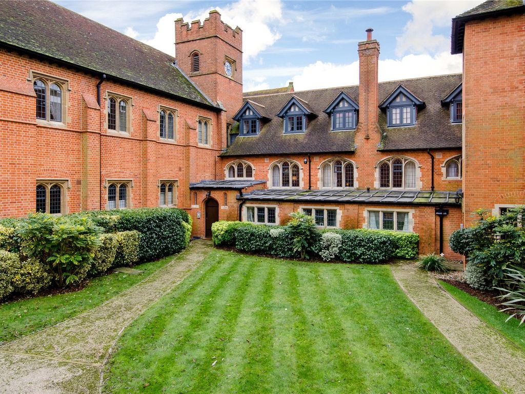 4 bed flat for sale in Abbey Gardens, Reading RG7, £1,100,000