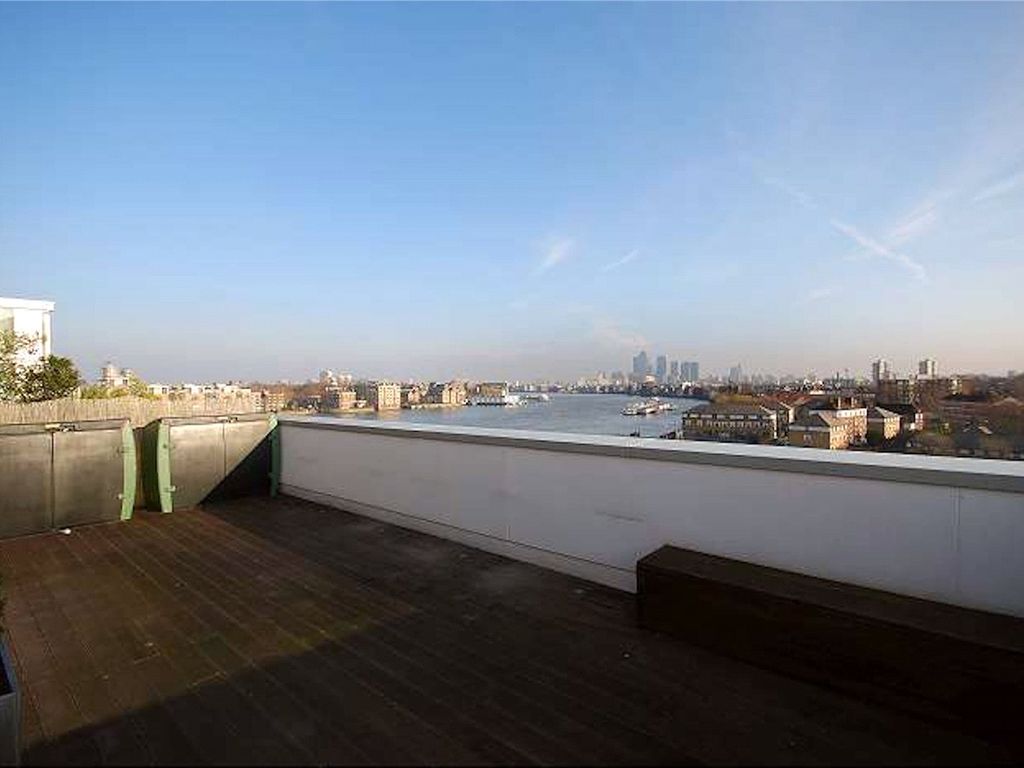 2 bed flat for sale in Chambers Street, London SE16, £985,000