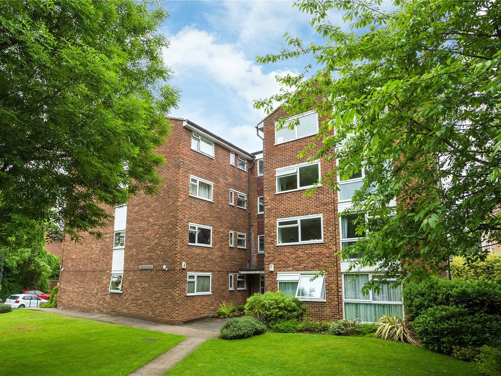 1 bed flat for sale in Aran Drive, Stanmore HA7, £350,000