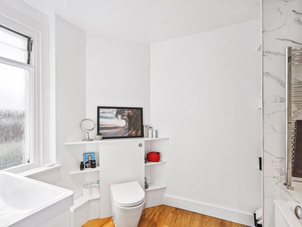 1 bed flat for sale in Nightingale Lane, London SW12, £550,000