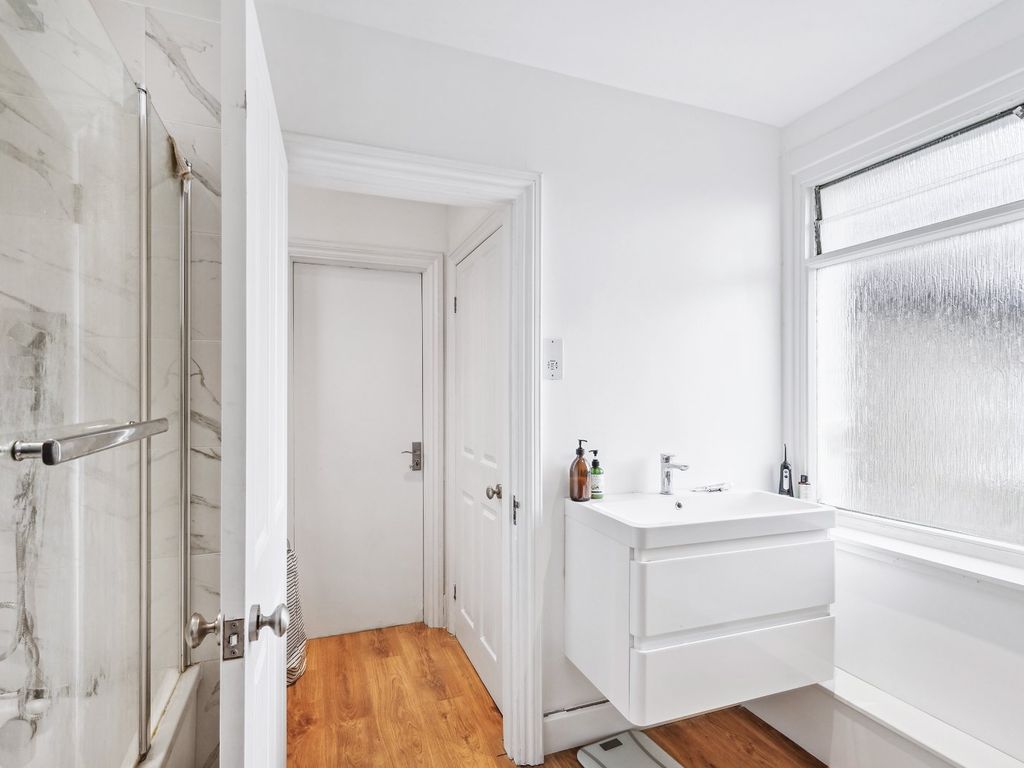 1 bed flat for sale in Nightingale Lane, London SW12, £550,000