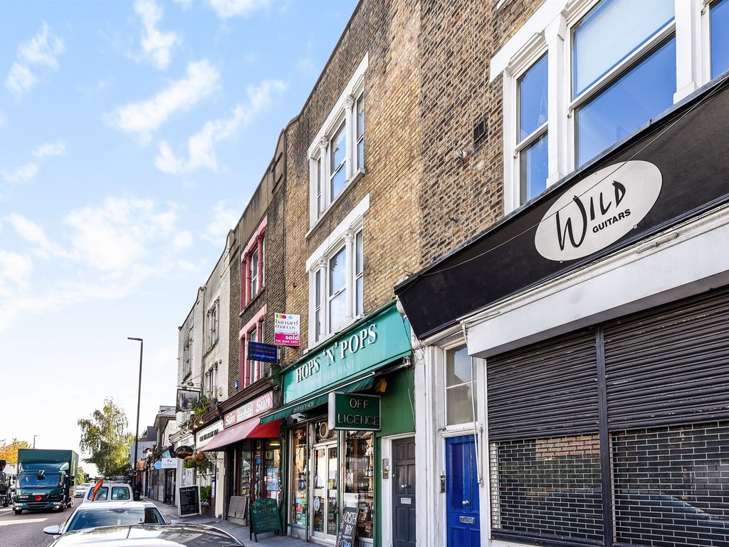 2 bed flat for sale in Archway Road, London N6, £450,000