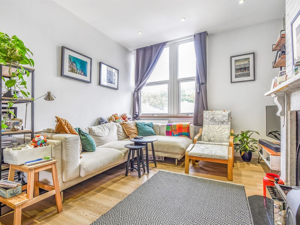 2 bed flat for sale in Archway Road, London N6, £450,000
