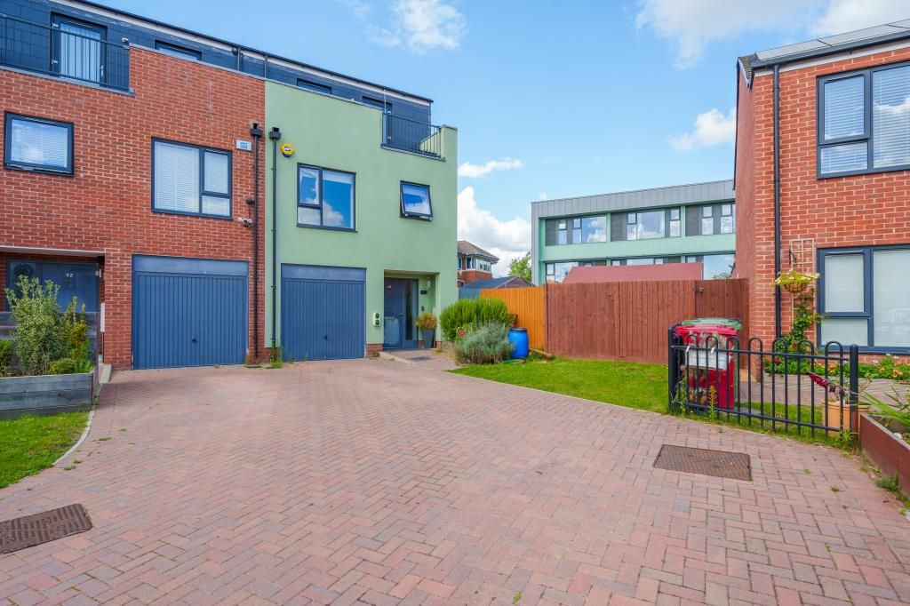 4 bed town house for sale in Slough, Berkshire SL1, £600,000